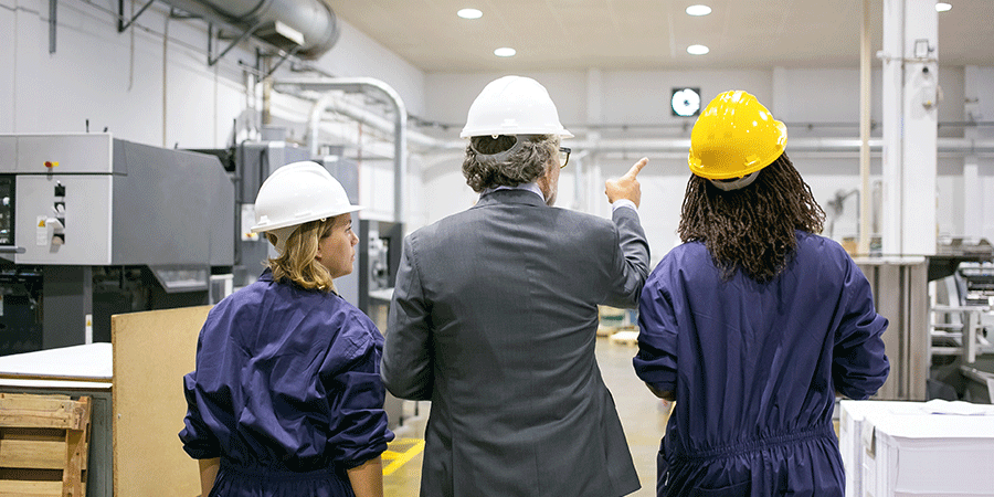 Ingeniero durante el proceso de realizar una auditoría energética en una instalación industrial, revisando equipos y sistemas de energía.