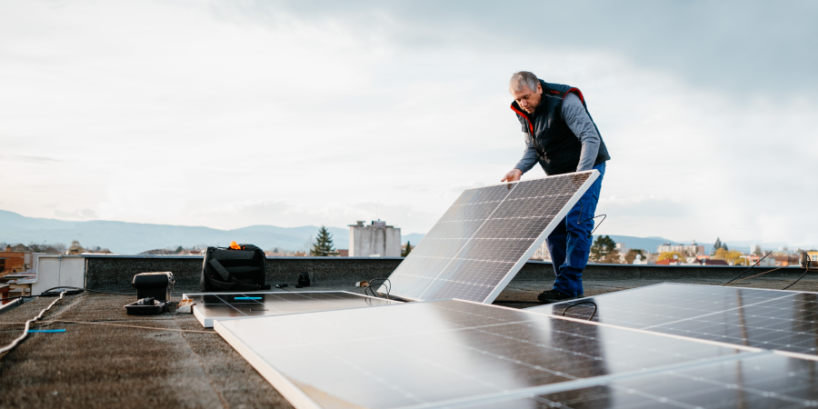 hombre realizando integración de energías renovables en su empresa